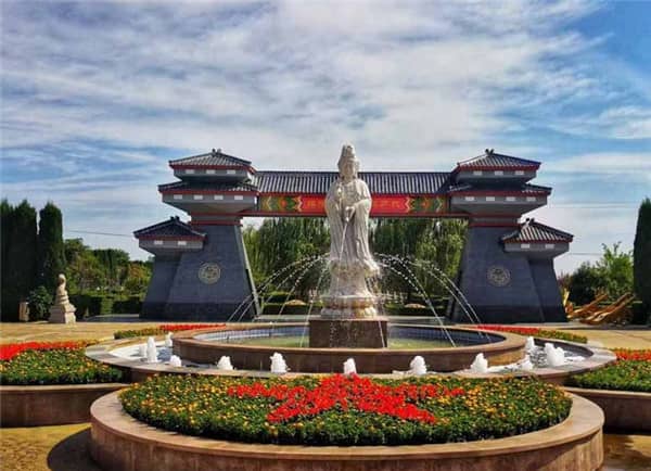 在選擇西安漢皇樹葬墓園的葬式時，家屬應(yīng)該考慮哪些因素？