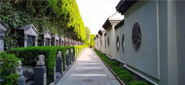西安漢皇樹葬墓園的葬式價(jià)格差異主要體現(xiàn)在哪些方面？