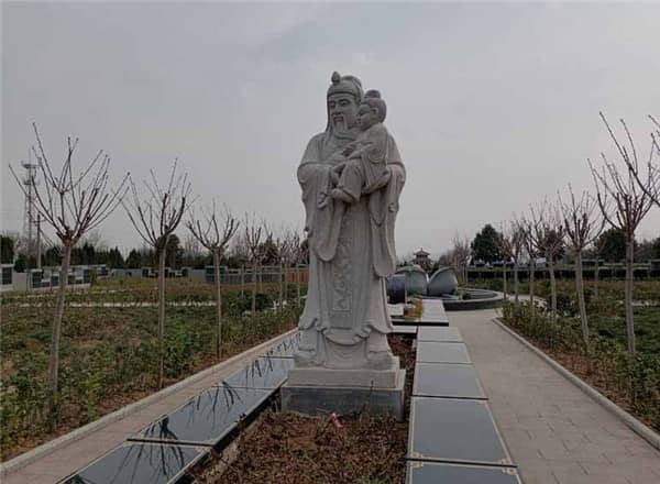 在西安漢皇樹葬墓園選擇樹葬時，應該考慮哪些因素以確保既環(huán)保又能表達對逝者的尊重？