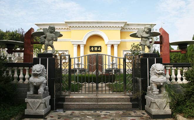 如果我需要前往西安鳳棲山墓園辦理業(yè)務(wù)，應(yīng)該如何預(yù)約接送服務(wù)？