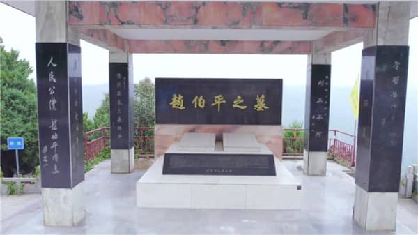 如果我想乘坐直達(dá)的公交車到達(dá)西安壽陽山墓園，應(yīng)該在哪里乘坐？