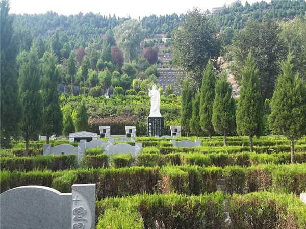 西安壽陽山墓園周邊有哪些公共交通站點(diǎn)，這些站點(diǎn)對于前往墓園的游客有何便利之處？