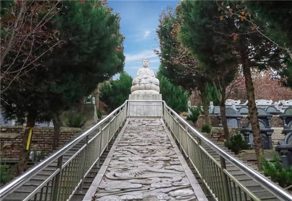 西安壽陽山墓園在服務(wù)項(xiàng)目和價(jià)格方面有哪些承諾，這些承諾如何體現(xiàn)其對客戶的尊重？