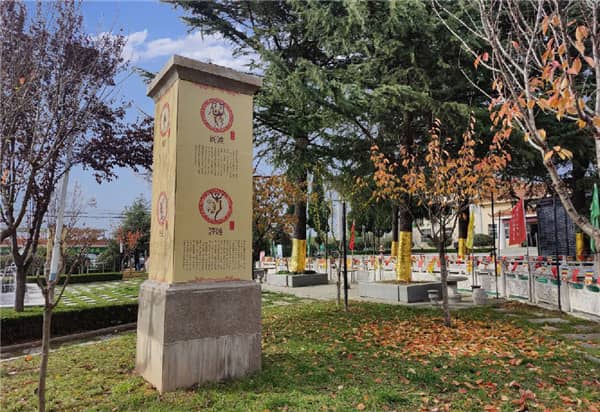 在西安參加葬禮時，神情舉止方面有哪些需要注意的地方？