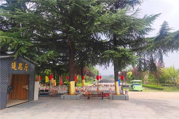 西安長安慈恩園墓地與壽陽山墓園在管理和服務(wù)上有何不同？