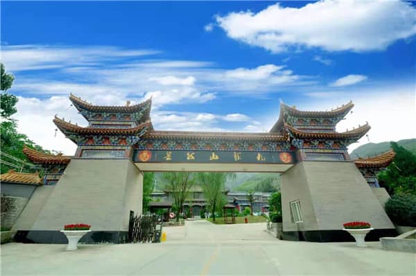 西安九龍山墓園是在哪一年開始運(yùn)營(yíng)的？它的地理位置和區(qū)域歸屬是怎樣的？