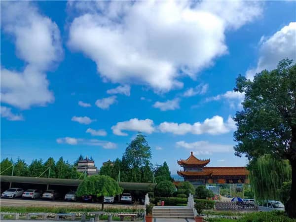 西安九龍山公墓的立碑葬式在設計上有哪些特點？