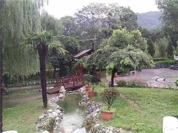 西安九龍山墓園的自然環(huán)境有何特色？為何稱其為“真山真水”的寶地？