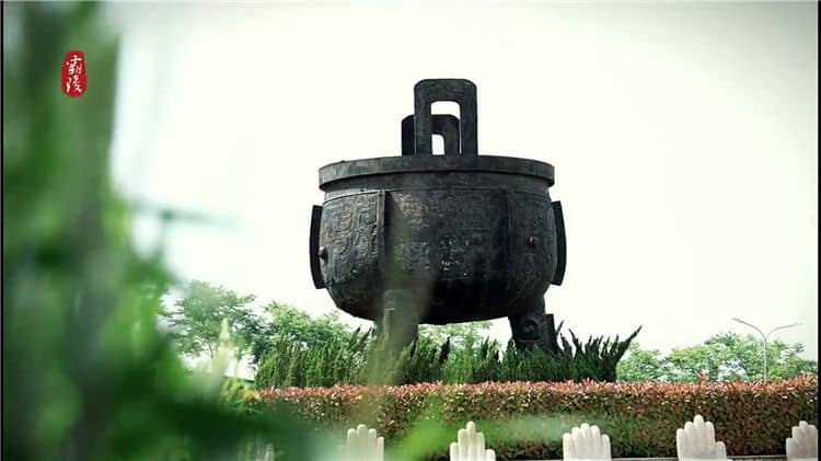 霸陵陵園中的草坪園提供了哪些葬式，并簡(jiǎn)述其理念？