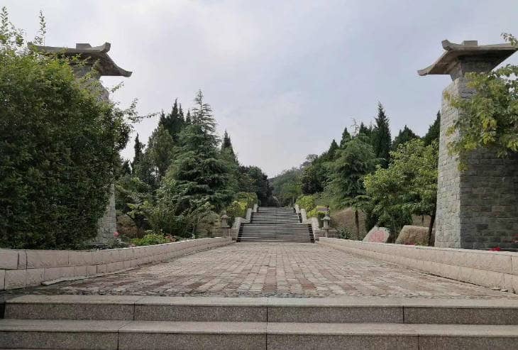 西安臥龍山福園是由哪家公司投資開發(fā)的?