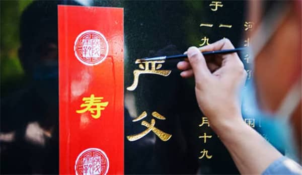 墓地為啥要放十字架？十字架在墓地中的意義解析
